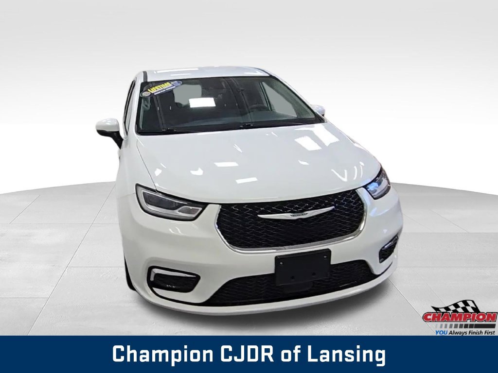 Used 2023 Chrysler Pacifica Touring-L FWD image 3