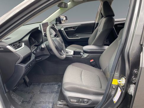 Used 2023 Toyota RAV4 XLE w/ Convenience Package FWD image 9