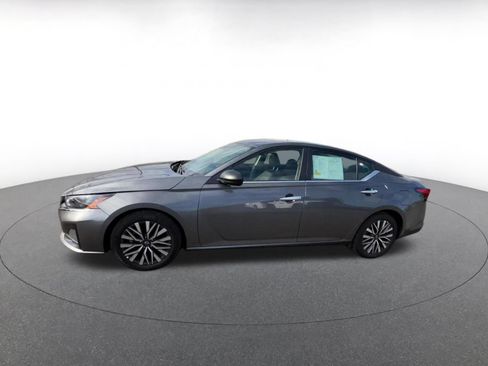 Used 2025 Nissan Altima 2.5 SV FWD image 9