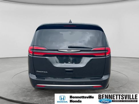 Used 2023 Chrysler Pacifica Touring-L FWD image 6