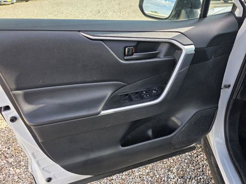 Used 2019 Toyota RAV4 LE w/ Carpet Mat Package AWD/4WD image 9