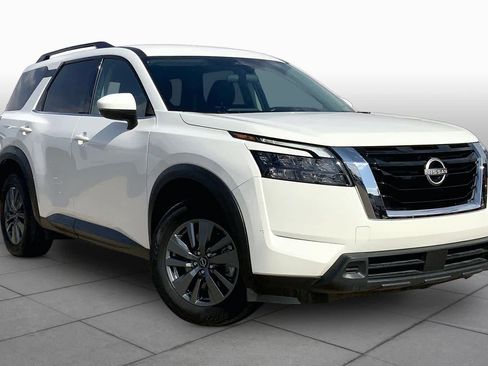 Used 2025 Nissan Pathfinder SV FWD image 3