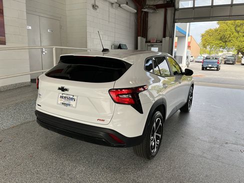 Used 2024 Chevrolet Trax RS w/ Sunroof Package image 10