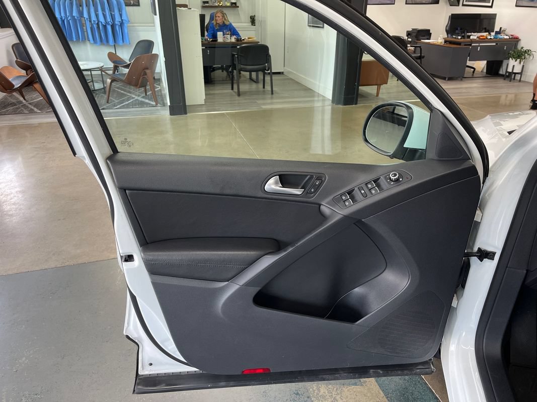 Used 2014 Volkswagen Tiguan SE AWD/4WD image 32