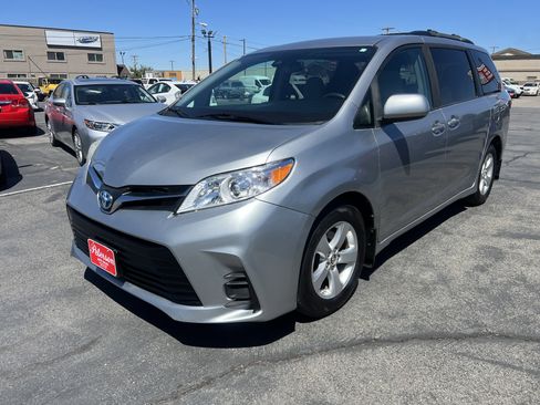 Used 2018 Toyota Sienna LE w/ Carpet Mat Package FWD image 3