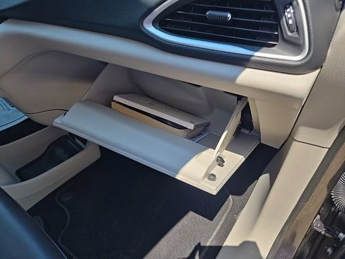 Used 2023 Chrysler Pacifica Touring-L FWD image 70