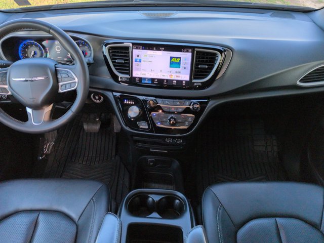 Used 2025 Chrysler Pacifica Select FWD image 14