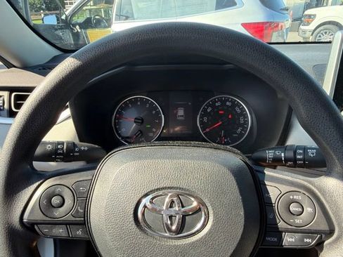 Used 2020 Toyota RAV4 XLE w/ Convenience Package FWD image 12