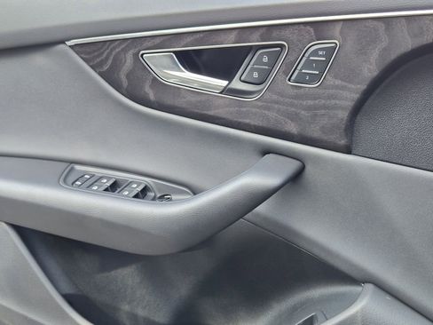 Used 2023 Audi Q8 Premium image 27