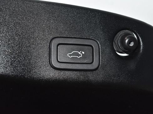 Used 2017 Jaguar XJ R RWD image 33