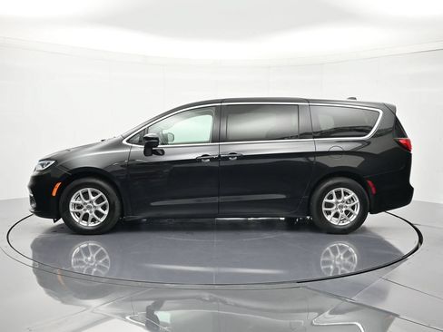 Used 2023 Chrysler Pacifica Touring-L FWD image 8