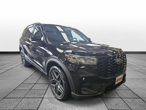 Used 2025 Ford Explorer ST-Line w/ ST-Line Street Pack image 3