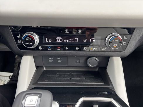 Used 2025 Mitsubishi Outlander AWD image 37