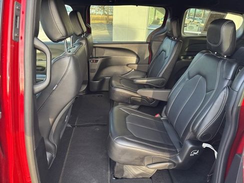 Used 2025 Chrysler Pacifica Select image 19