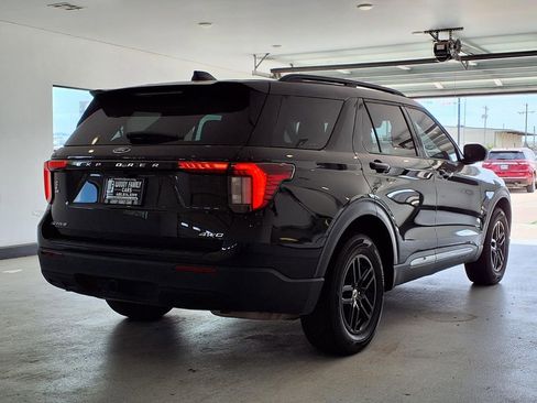 Used 2025 Ford Explorer Active AWD/4WD image 3