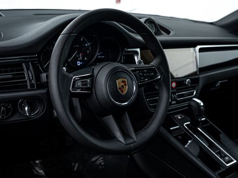 Certified 2025 Porsche Macan image 14