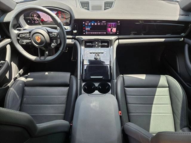 Used 2025 Porsche Panamera image 18