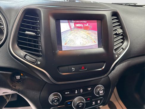 Used 2020 Jeep Cherokee Latitude Plus AWD/4WD image 14
