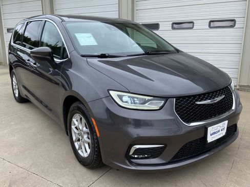 Used 2023 Chrysler Pacifica Touring-L image 1