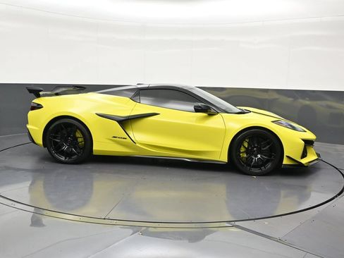 Used 2023 Chevrolet Corvette Z06 RWD image 7