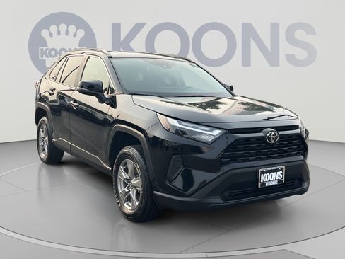 Used 2025 Toyota RAV4 XLE AWD/4WD image 10