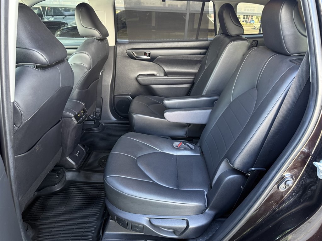 Used 2020 Toyota Highlander XLE FWD image 16
