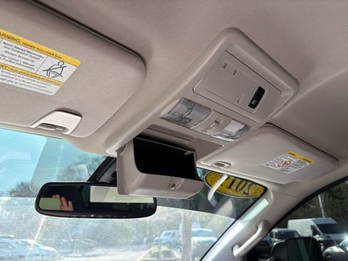 Used 2019 Nissan Titan SV w/ SV Convenience Package image 17