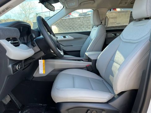 Used 2026 Ford Explorer Active w/ Active Comfort Package AWD/4WD image 3