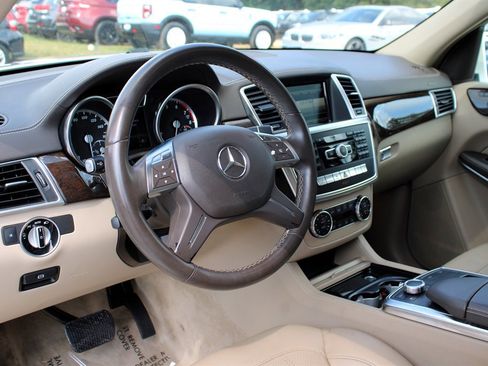 Used 2014 Mercedes-Benz GL 450 4MATIC w/ Appearance Package image 16