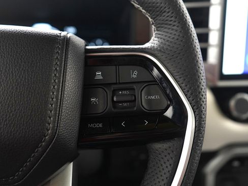 Used 2025 Toyota Sequoia Capstone image 30