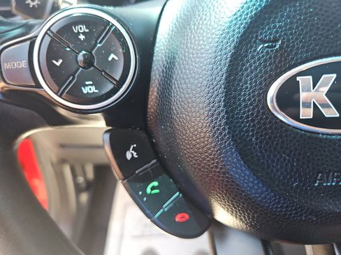 Used 2016 Kia Soul + image 19