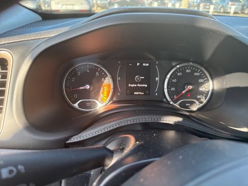 Used 2017 Jeep Renegade Latitude w/ Popular Equipment Group image 10