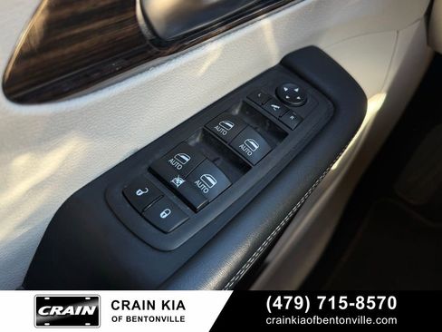 Used 2023 Chrysler Pacifica Limited FWD image 11