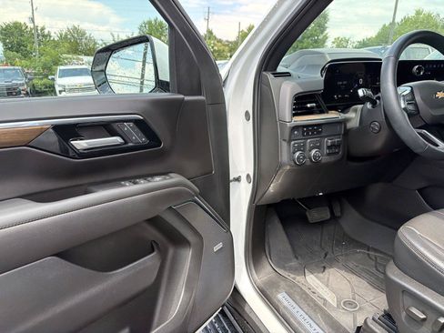 Used 2025 Chevrolet Tahoe High Country AWD/4WD image 9