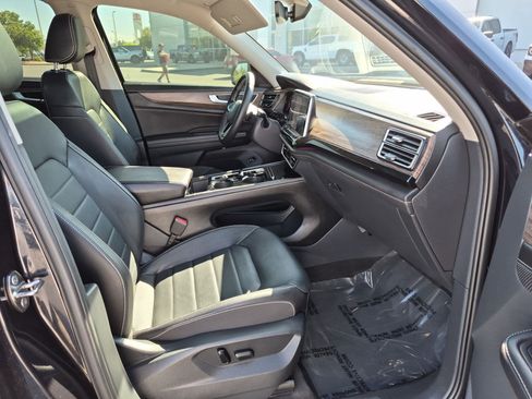 Used 2025 Volkswagen Atlas SEL AWD/4WD image 32