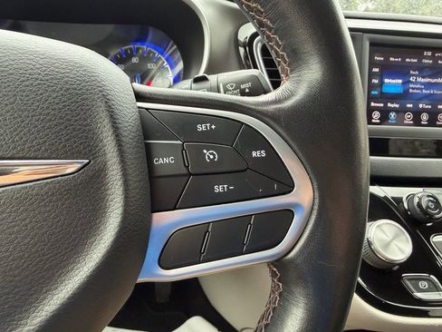 Used 2020 Chrysler Pacifica Touring-L image 11