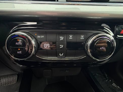 Used 2025 Chevrolet Trax LT FWD image 23