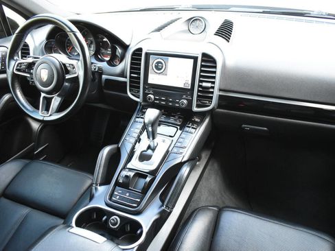 Used 2018 Porsche Cayenne Platinum Edition AWD/4WD image 32
