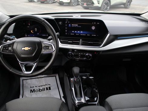 Used 2025 Chevrolet Trax LT w/ LT Convenience Package image 18