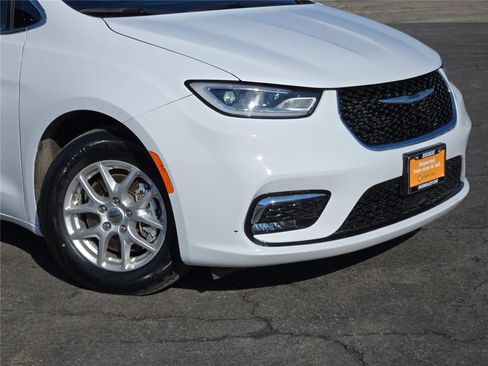 Used 2025 Chrysler Pacifica Select image 2