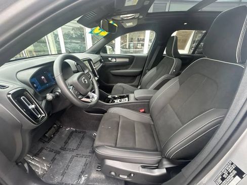Certified 2025 Volvo XC40 B5 Plus AWD/4WD image 19
