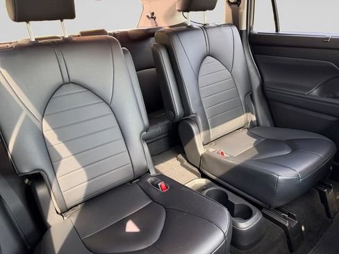 Used 2023 Toyota Highlander XLE FWD image 18