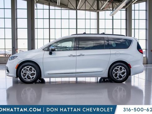 Used 2023 Chrysler Pacifica Limited FWD image 2