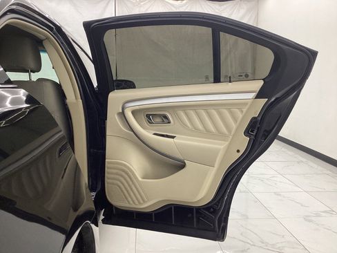 Used 2017 Ford Taurus SE image 25