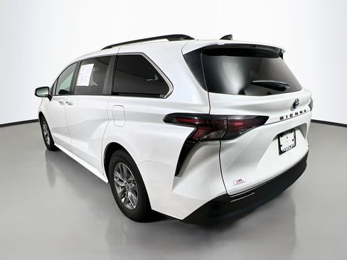 Used 2024 Toyota Sienna XLE FWD image 8