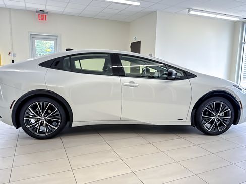 Used 2026 Toyota Prius XLE AWD/4WD image 3