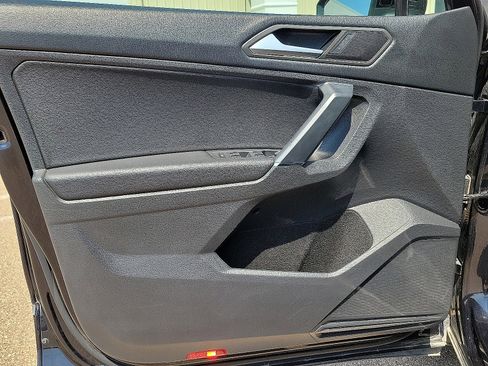 Used 2020 Volkswagen Tiguan SE image 11