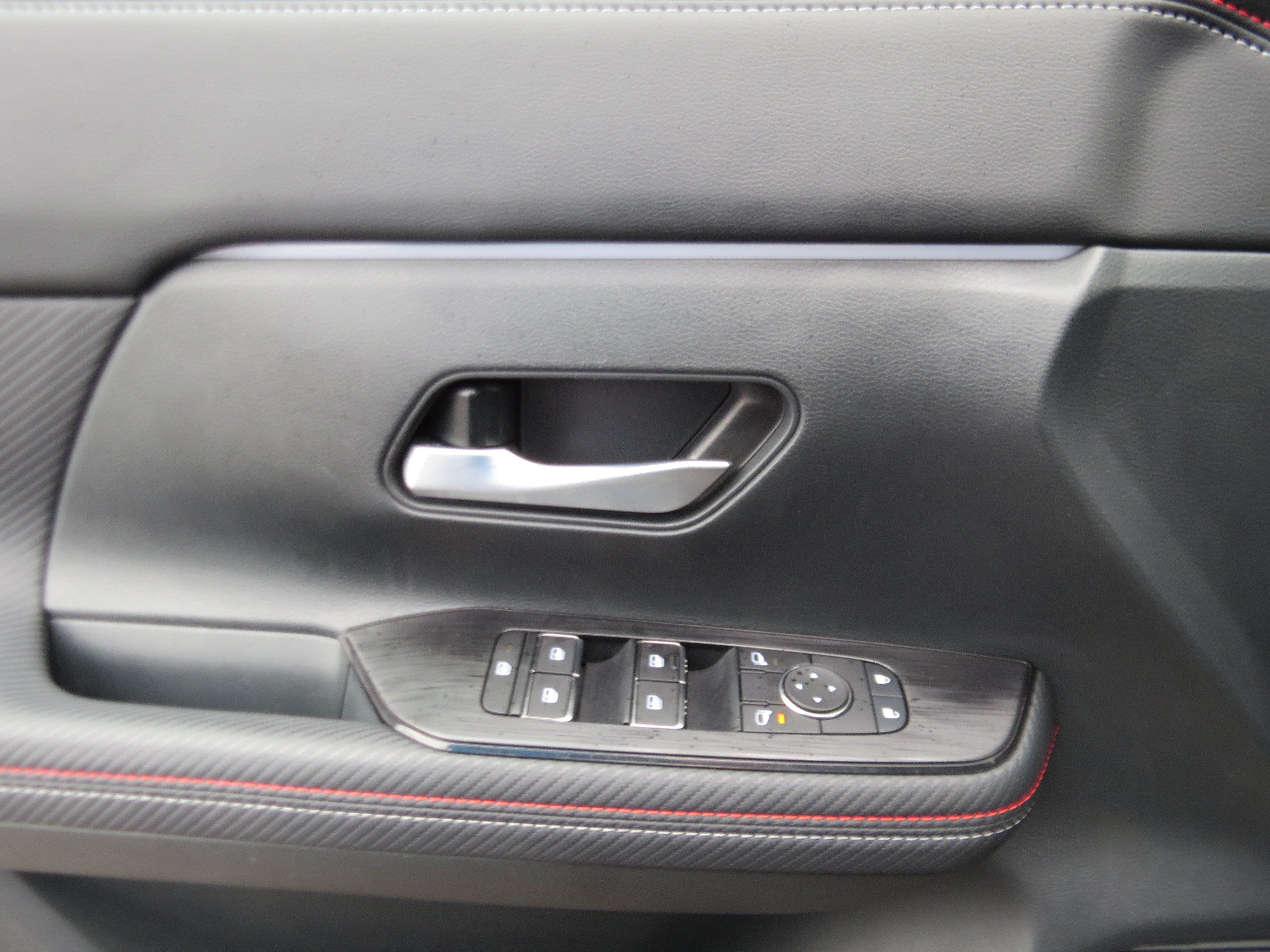 Used 2025 Nissan Kicks SR AWD/4WD image 14