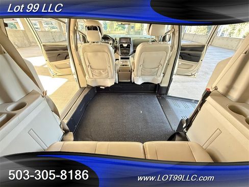 Used 2013 Chrysler Town & Country Touring FWD image 4