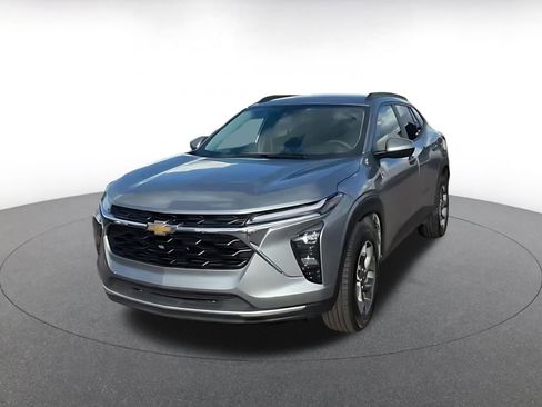 Used 2025 Chevrolet Trax LT FWD image 7